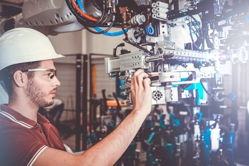 Mann arbeitet an Maschine